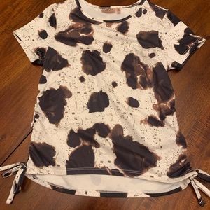 Girls Willow & Root Cow Print Top from The Buckle, Size Medium.